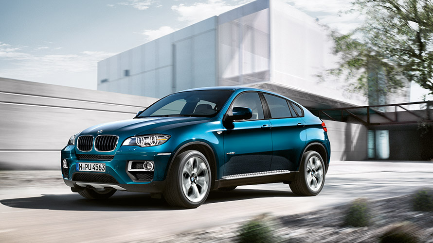 BMW X6, Ε71, πρώτη γενιά, πλαϊνή λήψη τριών τετάρτων, σταθμευμένη μπροστά από κτίριο BMW X, BMW X6, Ε71, πρώτη γενιά, πλαϊνή λήψη τριών τετάρτων, σταθμευμένη μπροστά από κτίριο