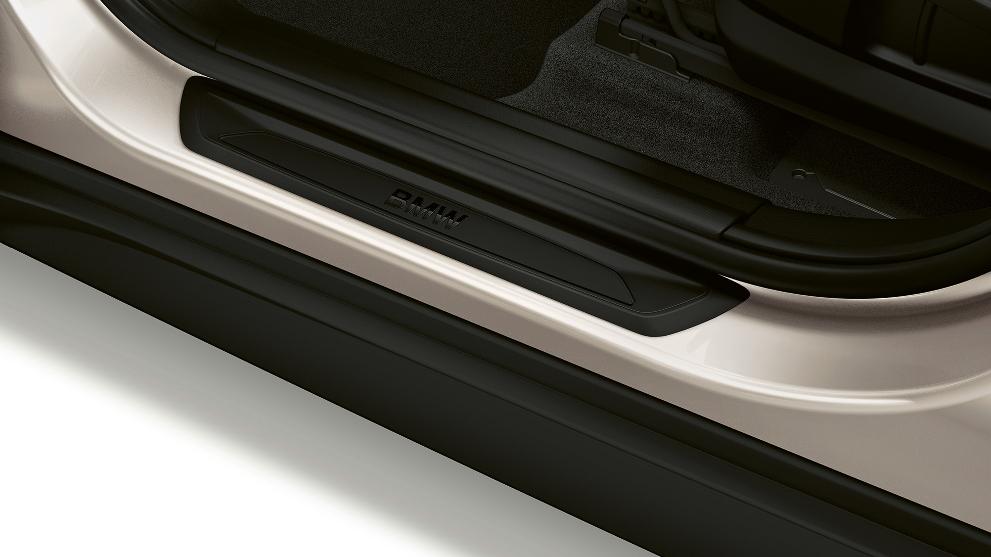 BMW X1, Έκδοση Advantage, διακοσμητικό κάλυμμα μαρσπιέ BMW X1, Έκδοση Advantage, πλαϊνή κοντινή λήψη στο διακοσμητικό κάλυμμα μαρσπιέ