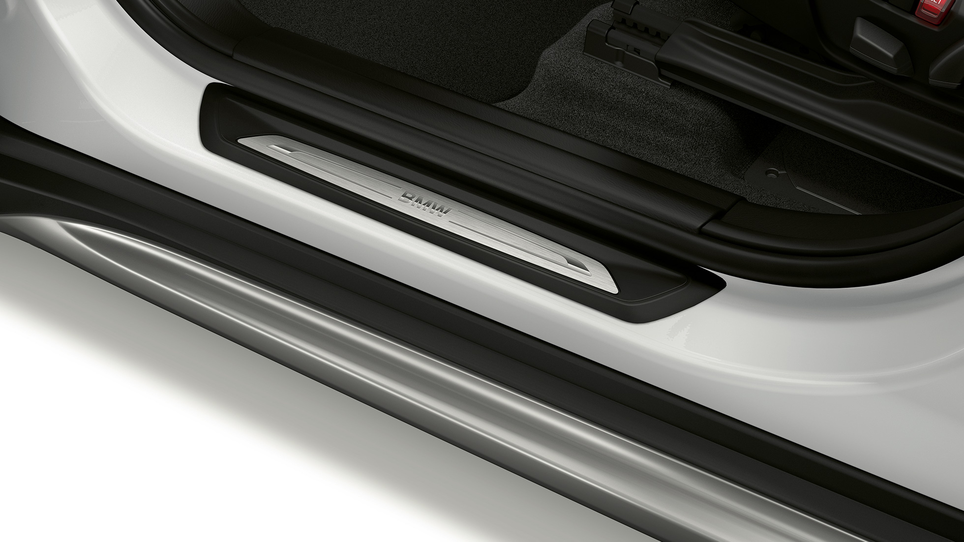 BMW X1, Έκδοση xLine, διακοσμητικό κάλυμμα μαρσπιέ BMW X1, Έκδοση xLine, πλαϊνή κοντινή λήψη στο διακοσμητικό κάλυμμα μαρσπιέ