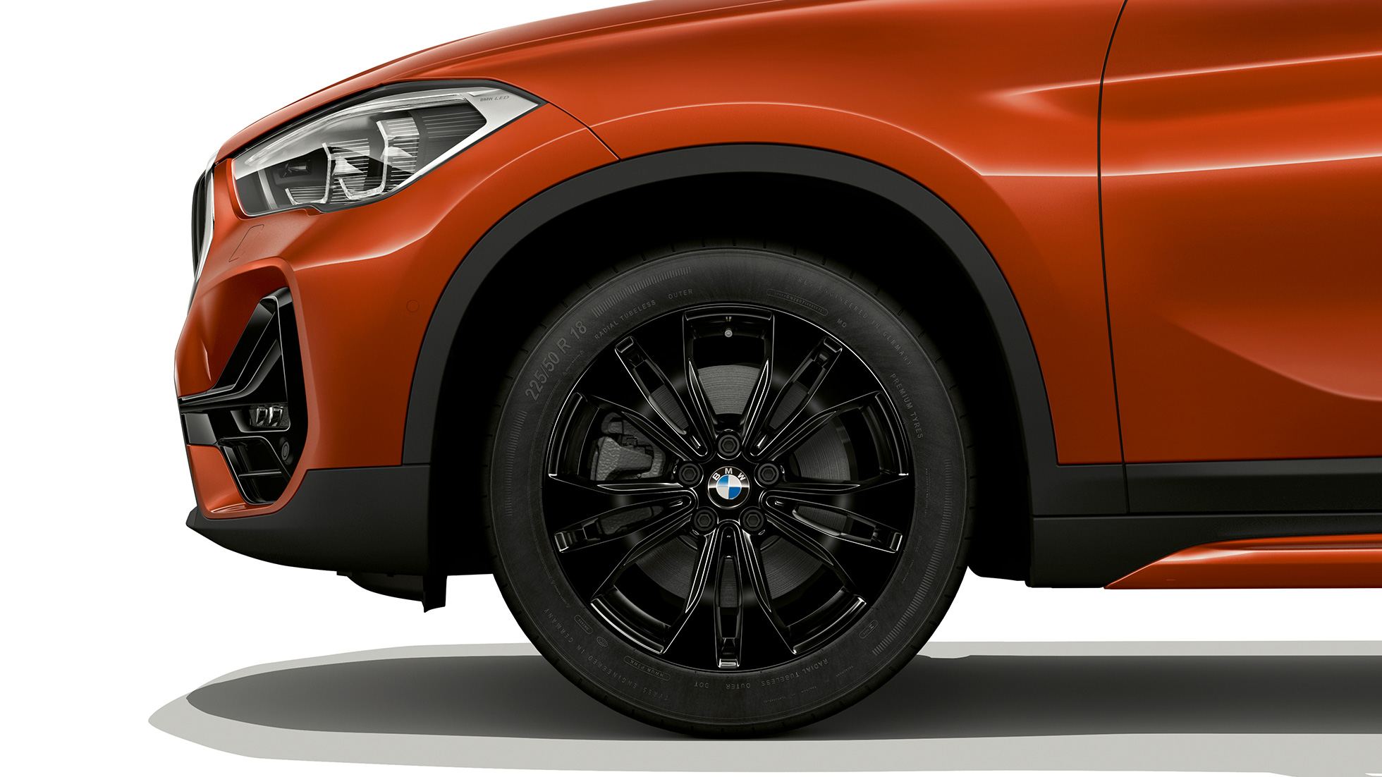 BMW X1, Έκδοση Sport Line, ζάντα ελαφρού κράματος BMW X1, Έκδοση Sport Line, πλαϊνή κοντινή λήψη στη ζάντα ελαφρού κράματος