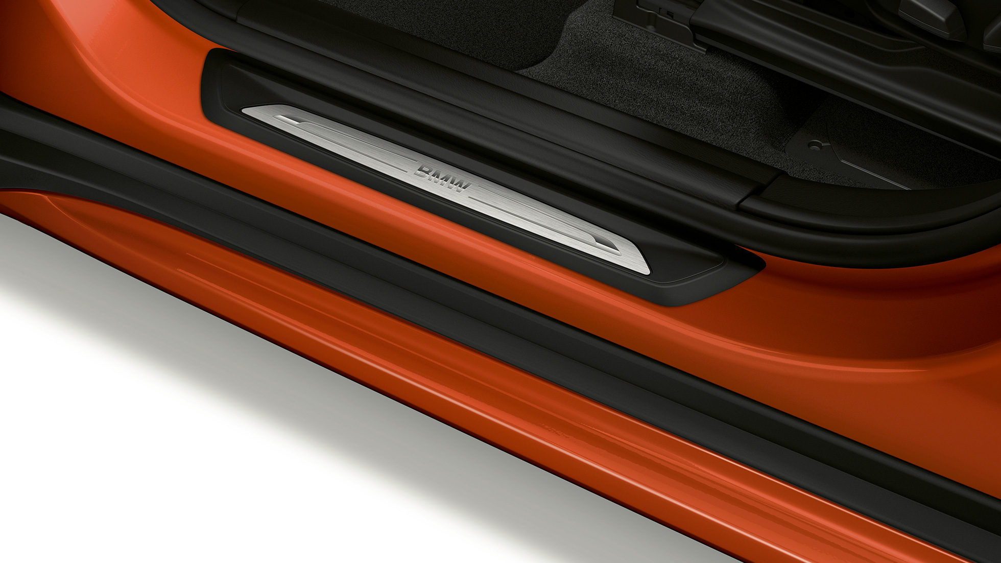 BMW X1, Έκδοση Sport Line, διακοσμητικά καλύμματα μαρσπιέ BMW X1, Έκδοση Sport Line, πλαϊνή κοντινή λήψη στο διακοσμητικό κάλυμμα μαρσπιέ