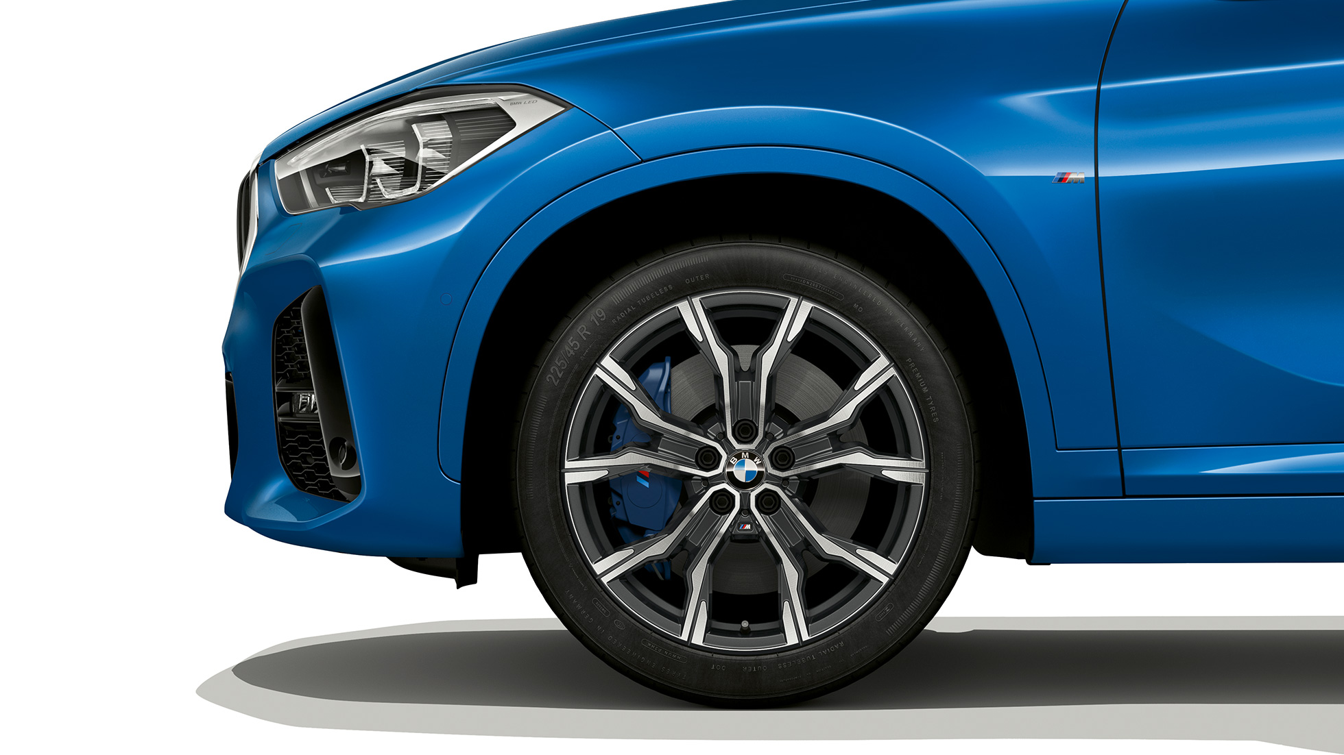BMW X1, Έκδοση M Sport, ζάντα ελαφρού κράματος BMW X1, Έκδοση M Sport, πλαϊνή κοντινή λήψη στη ζάντα ελαφρού κράματος