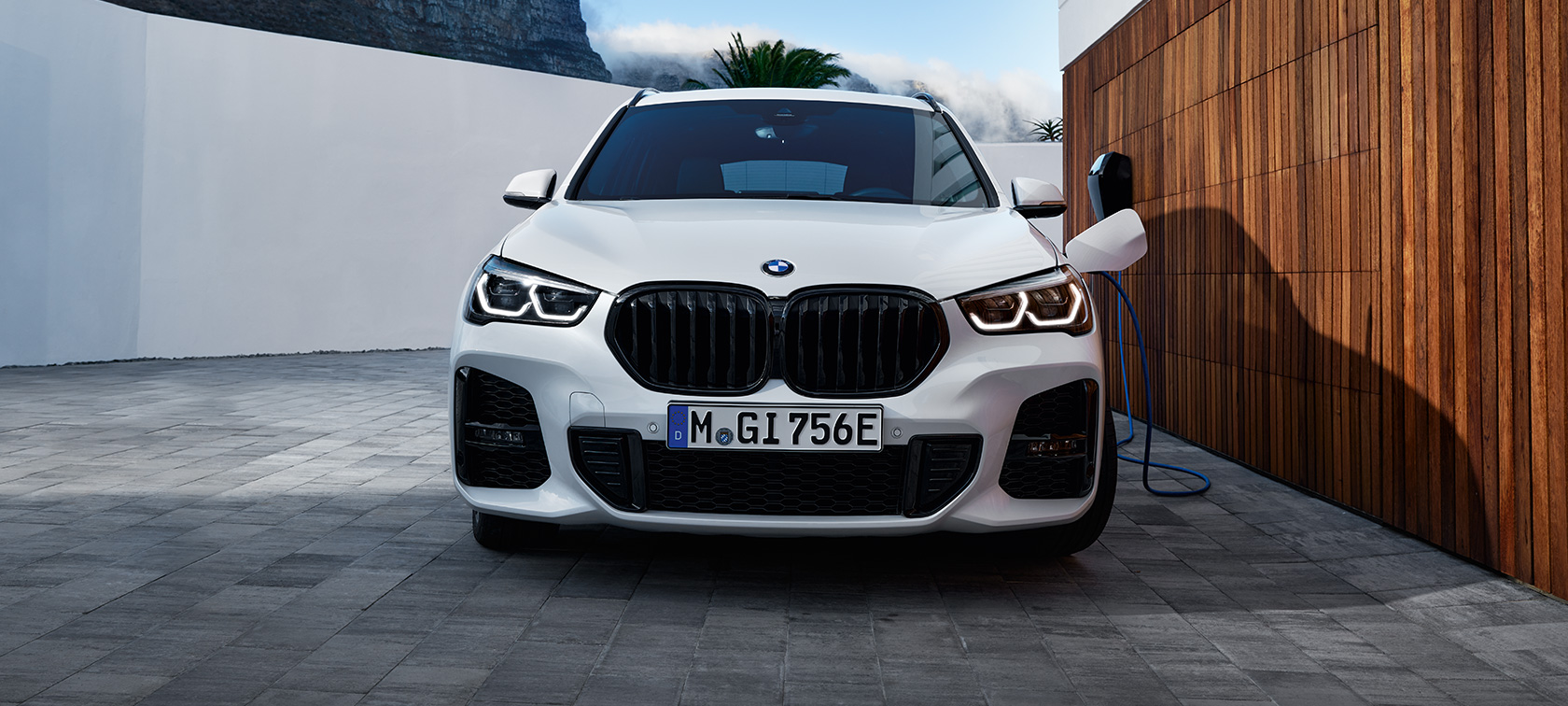 BMW Plug-in Hybrid X1 xDrive25e, F48, μπροστινή λήψη BMW Plug-in Hybrid X1 xDrive25e, F48, μπροστινή λήψη, σε φόρτιση