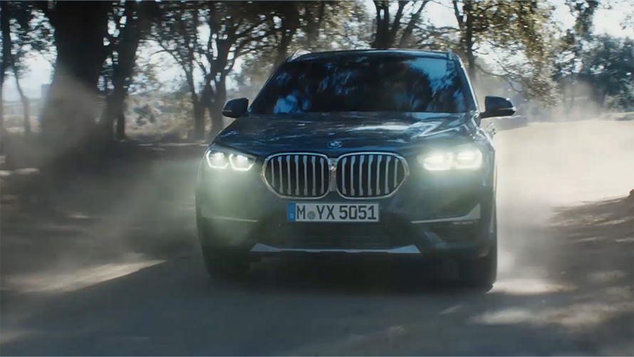 BMW X1, F48, LCI, μπροστινή λήψη τριών τετάρτων BMW X1, F48, LCI, μπροστινή λήψη τριών τετάρτων, σε κίνηση, μπροστά από σκηνικό στη φύση