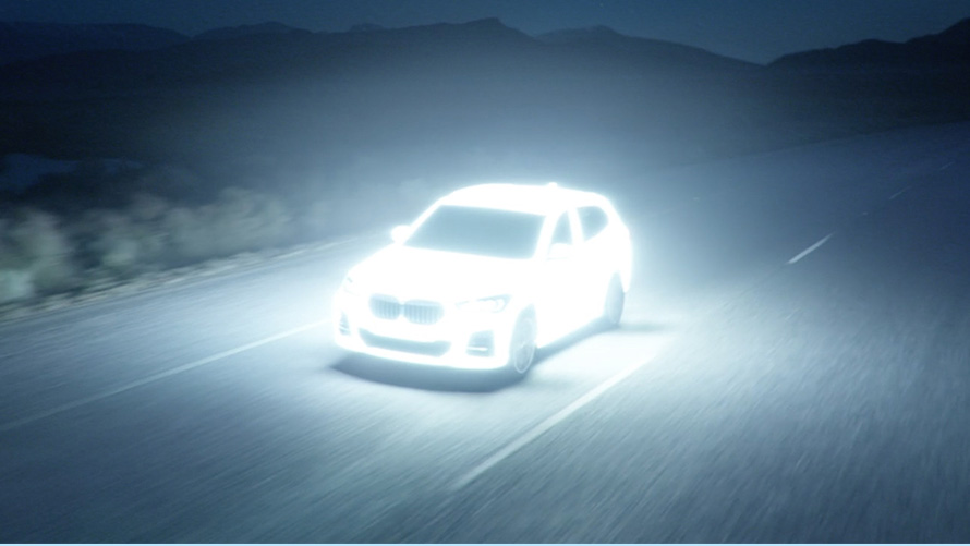 BMW X1, F48, LCI, με τεχνολογία Plug-in Hybrid, κινούμενη τη νύχτα BMW X1, F48, LCI, με τεχνολογία Plug-in Hybrid, κινούμενη τη νύχτα