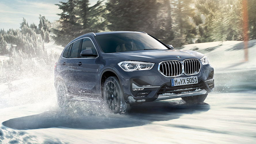 BMW X1 xDrive20i, F48, LCI, σε BMW Individual Storm Bay μεταλλικό, κινούμενη σε χειμερινό τοπίο BMW X1 xDrive20i, F48, LCI, σε BMW Individual Storm Bay μεταλλικό, κινούμενη σε χειμερινό τοπίο