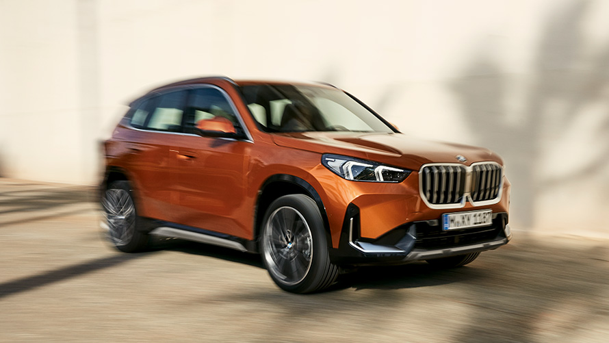 Driving dynamics BMW X1 U11 ICE xLine 2022 BMW X1 U11 ICE 2022, Πορτοκαλί Utah μεταλλικό, δυναμική οδήγησης