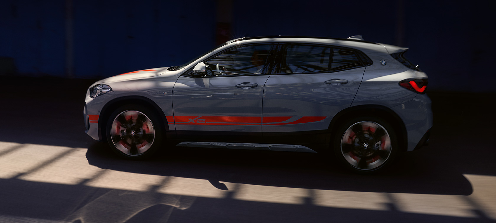 Πλαϊνή λήψη, BMW X2, F39 Πίσω λήψη, BMW X2, F39, 2020, γκρι Brooklyn, σε κίνηση