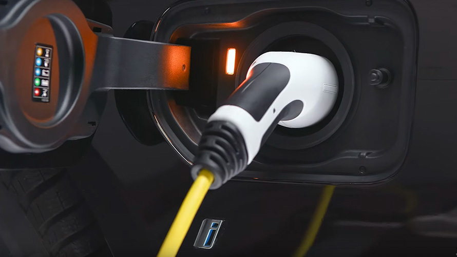BMW με τεχνολογία Plug-in Hybrid, συνδεδεμένη με καλώδιο φόρτισης BMW με τεχνολογία Plug-in Hybrid, συνδεδεμένη με καλώδιο φόρτισης, κοντινή λήψη