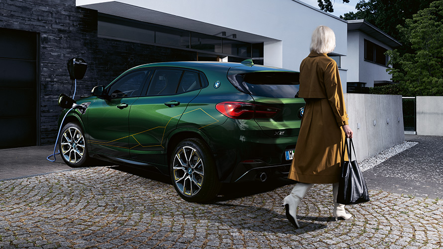 BMW X2 F39, πράσινο Sanremo μεταλλικό, πίσω λήψη τριών τετάρτων με μοντέλο BMW X2 F39, πράσινο Sanremo μεταλλικό, πίσω λήψη τριών τετάρτων με μοντέλο