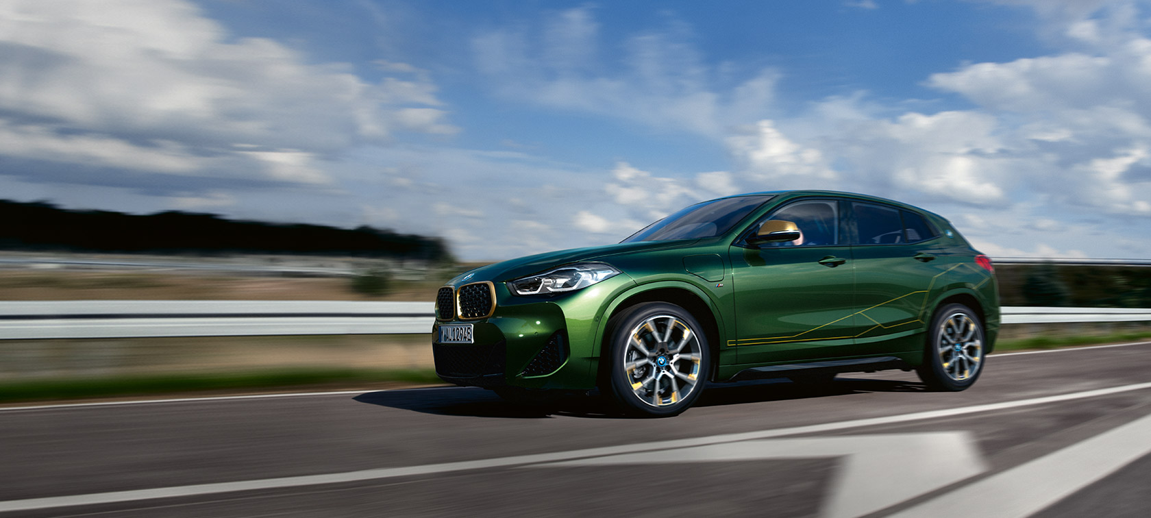 Πλαϊνή λήψη τριών τετάρτων, σε κίνηση, BMW X2 F39, πράσινο Sanremo μεταλλικό