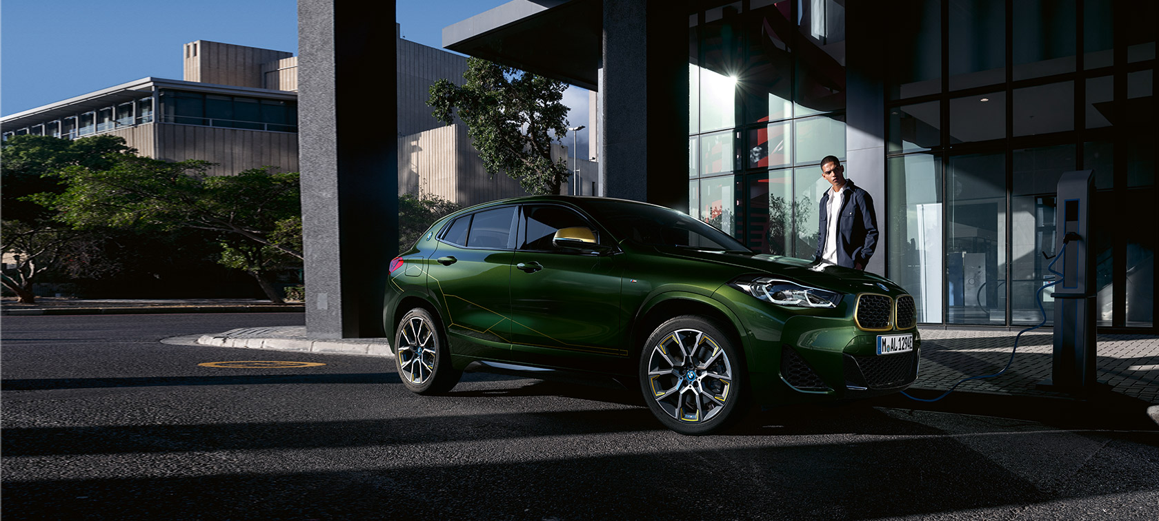 BMW X2 F39, Sanremo, μπροστινή λήψη, πλαϊνή λήψη τριών τετάρτων με μοντέλο BMW X2 F39, Sanremo, μπροστινή λήψη, πλαϊνή λήψη τριών τετάρτων με μοντέλο