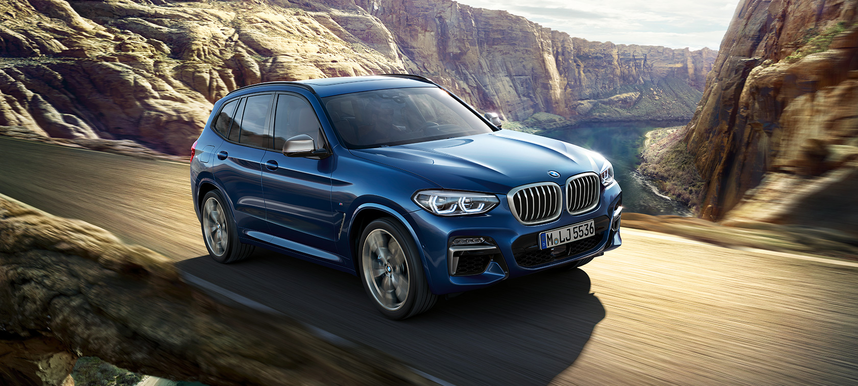 BMW X3 M40i, λήψη σε κίνηση, μπροστά από φαράγγι BMW X3 M40i, λήψη σε κίνηση, μπροστά από φαράγγι