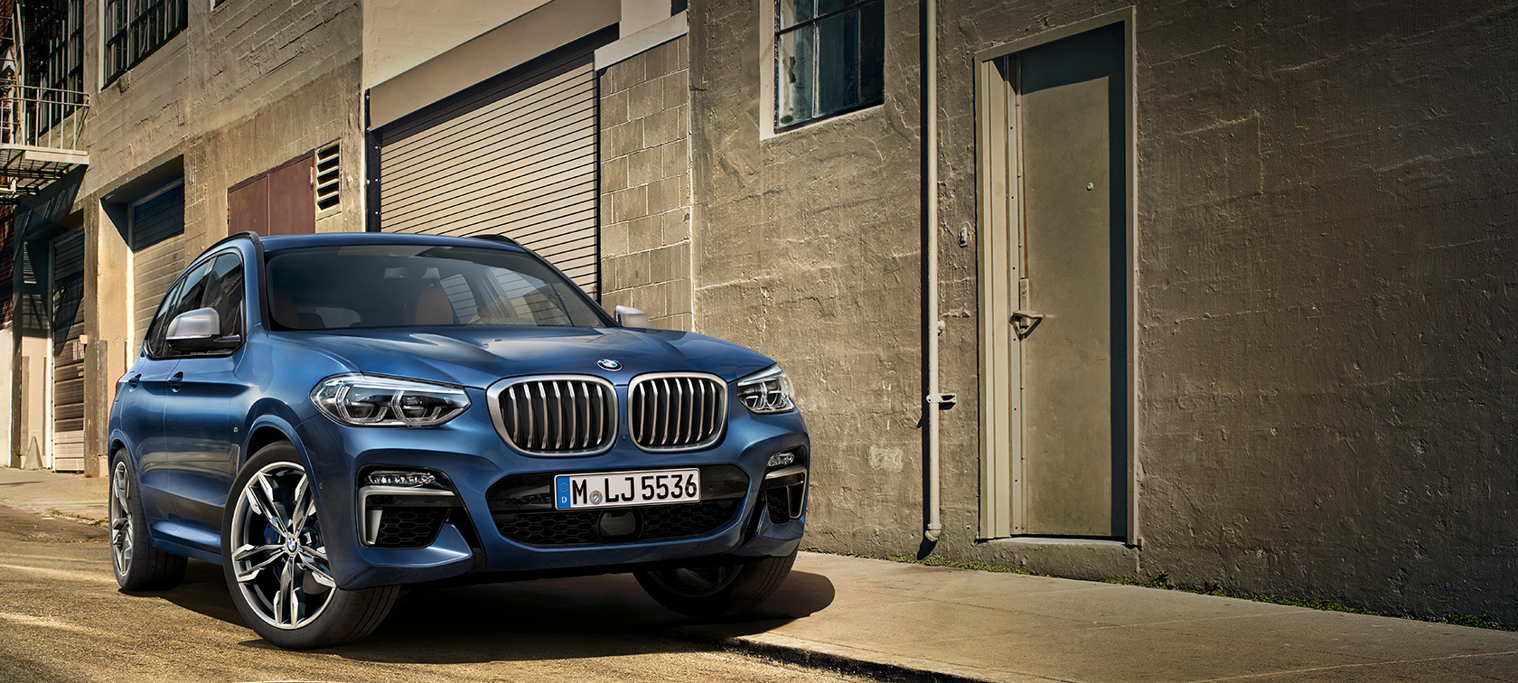 BMW X3 M40i, λήψη μπροστά από τοίχο σπιτιού BMW X3 M40i, λήψη μπροστά από τοίχο σπιτιού