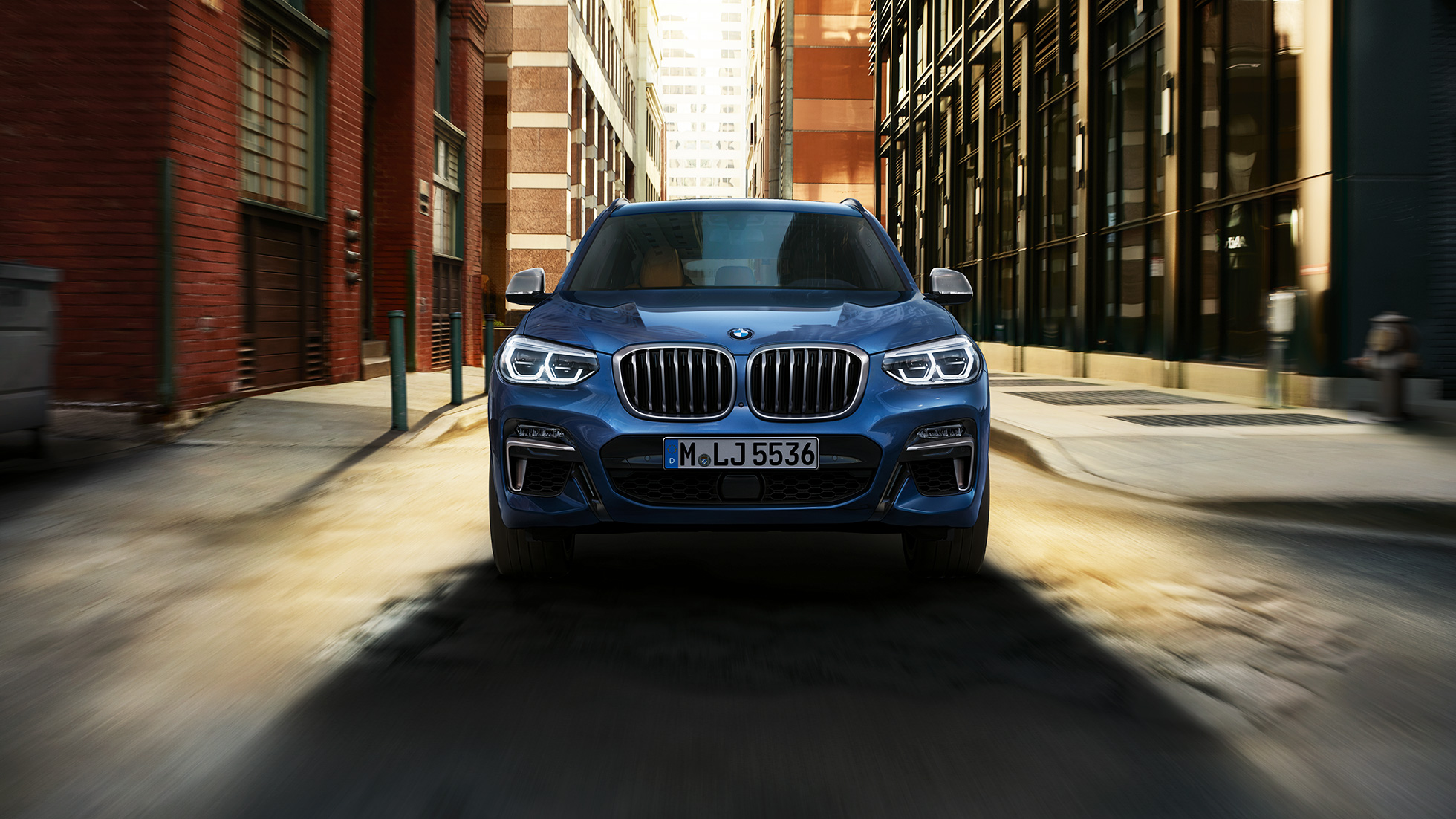 BMW X3 M40i, μπροστινή λήψη μπροστά από αστικό σκηνικό BMW X3 M40i, μπροστινή λήψη μπροστά από αστικό σκηνικό