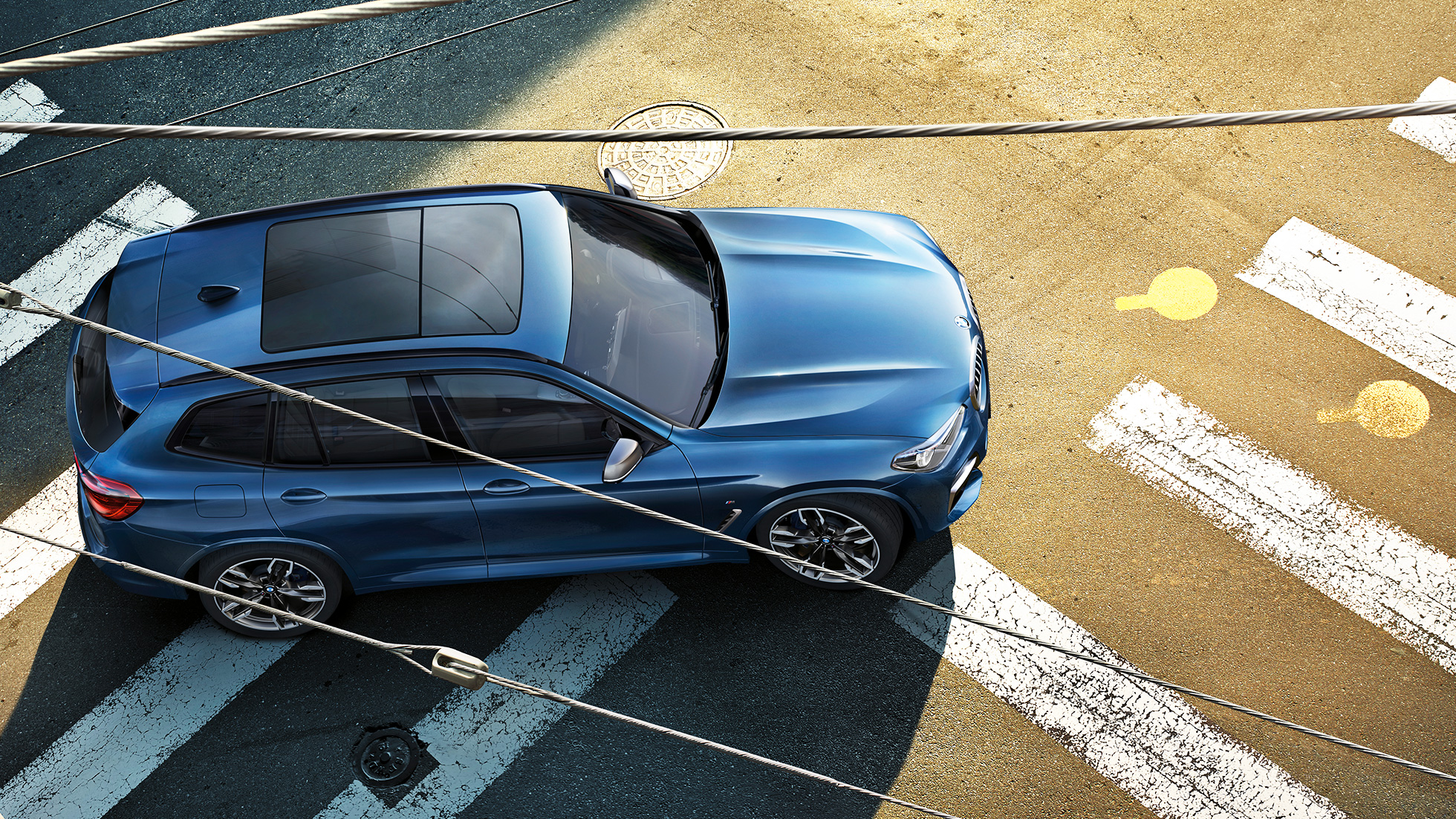 BMW X3 M40i, πανοραμική λήψη της οροφής και του καπό BMW X3 M40i, πανοραμική λήψη της οροφής και του καπό