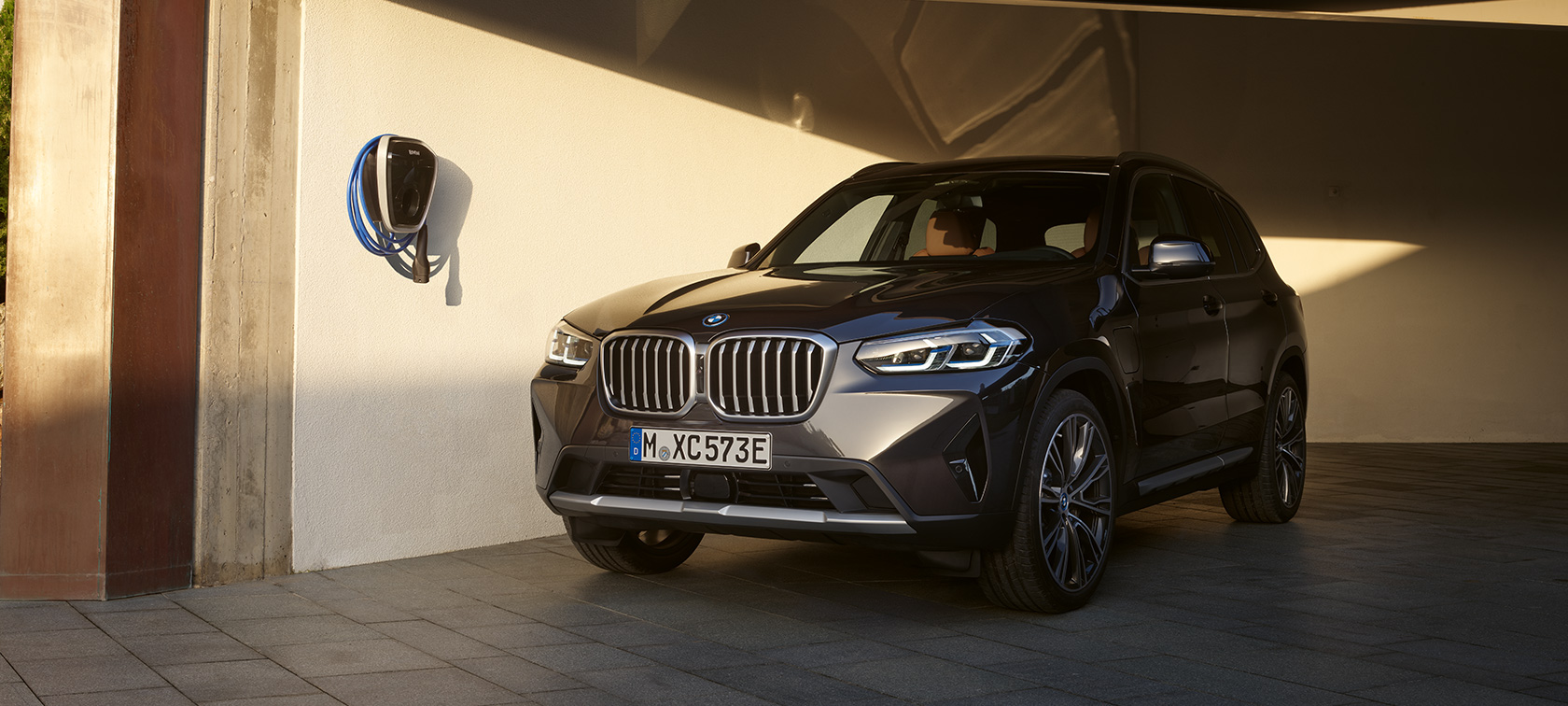 Plug-in υβριδική BMW X3 xDrive30e, G01, γκρι Sophisto, 2021 Plug-in υβριδική BMW X3 xDrive30e, G01, γκρι Sophisto, μπροστινή λήψη τριών τετάρτων, σταθμευμένη, 2021