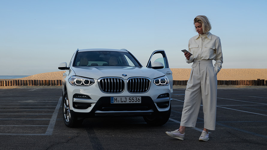 BMW X3, G01, εφαρμογή Κατάλογοι BMW, γυναίκα δίπλα από BMW, 2021 BMW X3, G01, εφαρμογή Κατάλογοι BMW, 2021