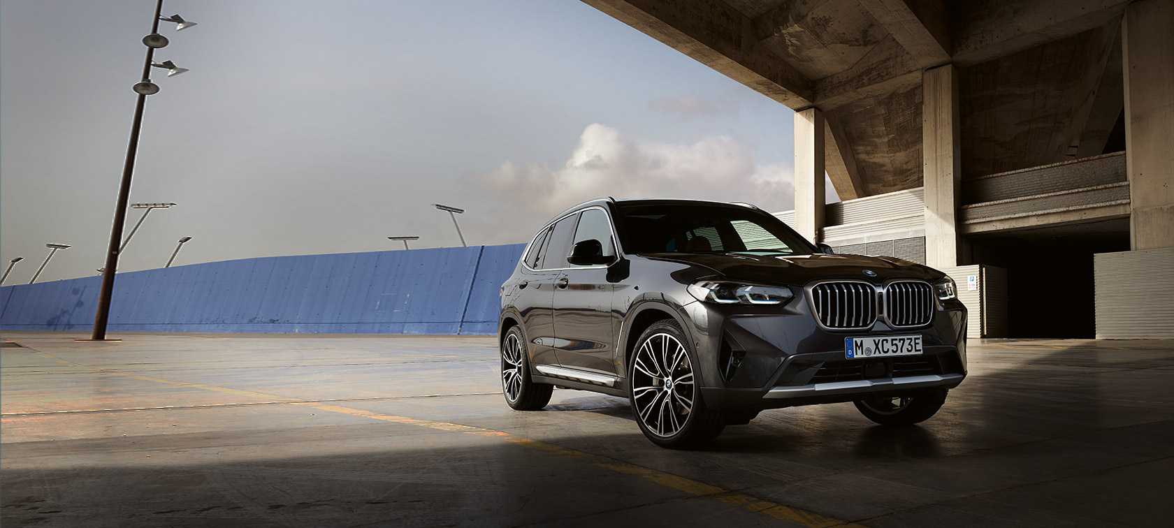 BMW X3, G01, γκρι Sophisto, μπροστινή λήψη τριών τετάρτων, μπροστά από υπόστεγο αεροσκαφών, 2021