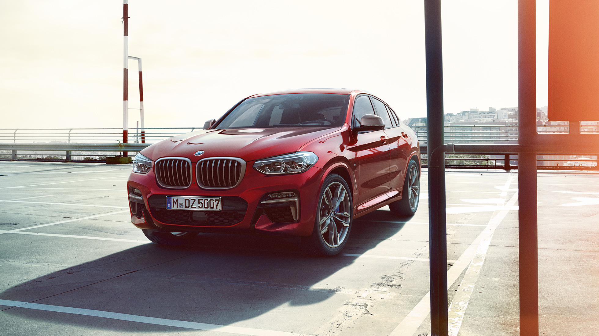 Εξωτερική σχεδίαση της BMW X4 BMW X4 M40i, G02 2018, κόκκινο Flamenco με εφέ Brilliant, μπροστινή λήψη τριών τετάρτων
