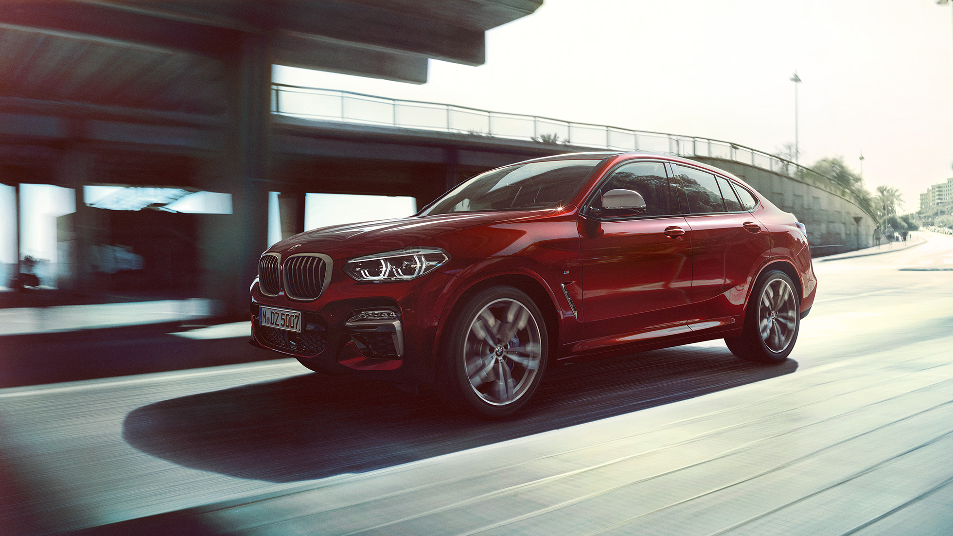Δυναμικό μπροστινό τμήμα της BMW X4 BMW X4 M40i, G02 2018, κόκκινο Flamenco με εφέ Brilliant, μπροστινή λήψη τριών τετάρτων