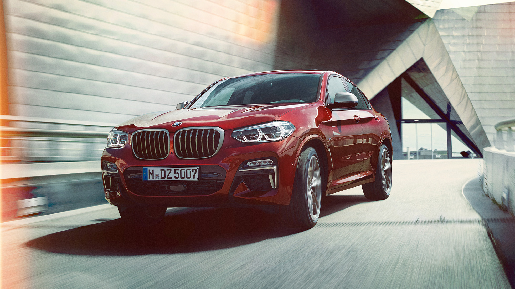 Μπροστινή όψη τριών τετάρτων της BMW X4 BMW X4 M40i, G02 2018, κόκκινο Flamenco με εφέ Brilliant, μπροστινή λήψη τριών τετάρτων
