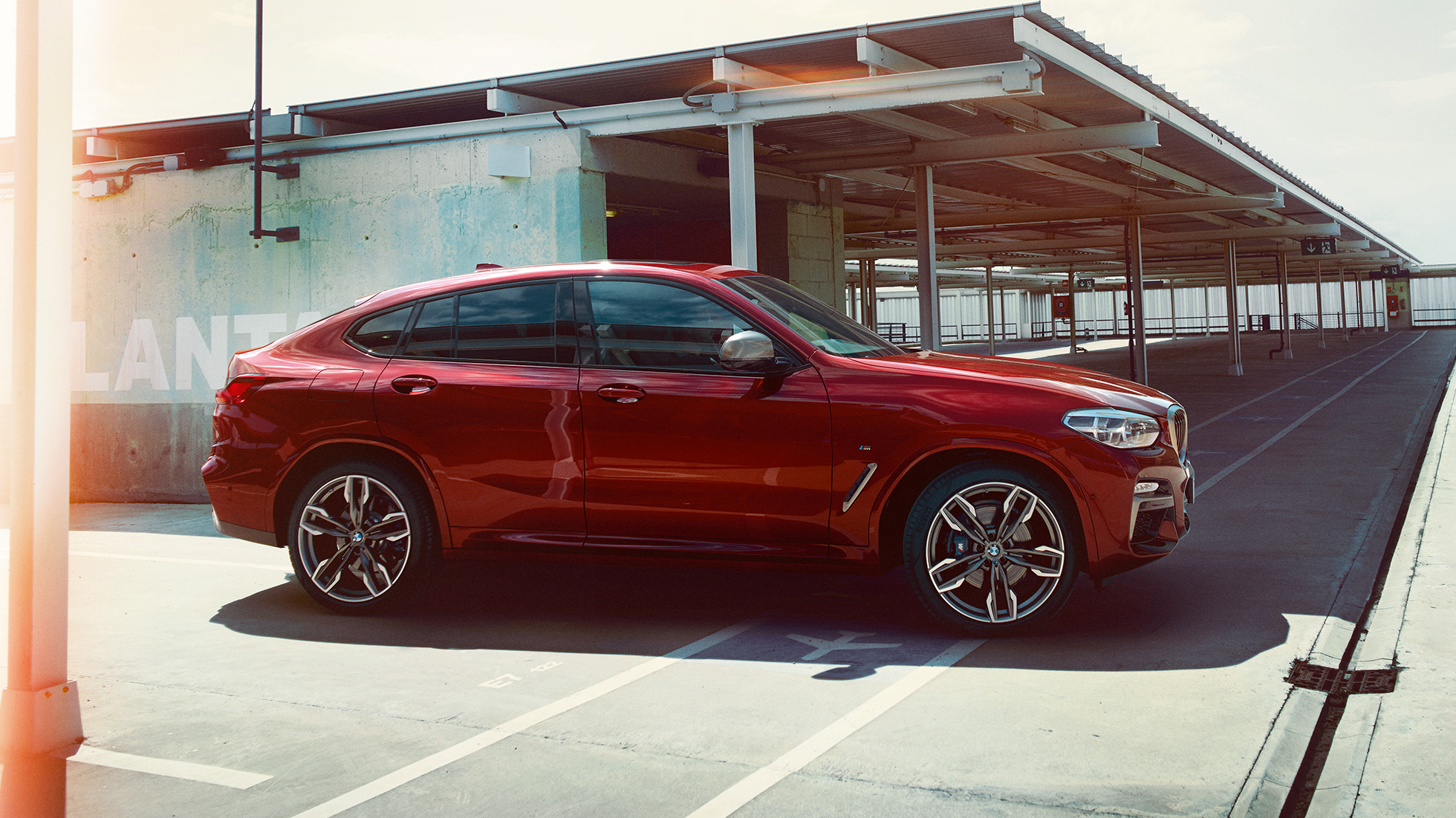 Σπορ σιλουέτα BMW X4 Σπορ σιλουέτα, BMW X4 M40i, G02 2018, κόκκινο Flamenco με εφέ Brilliant, πλαϊνή λήψη