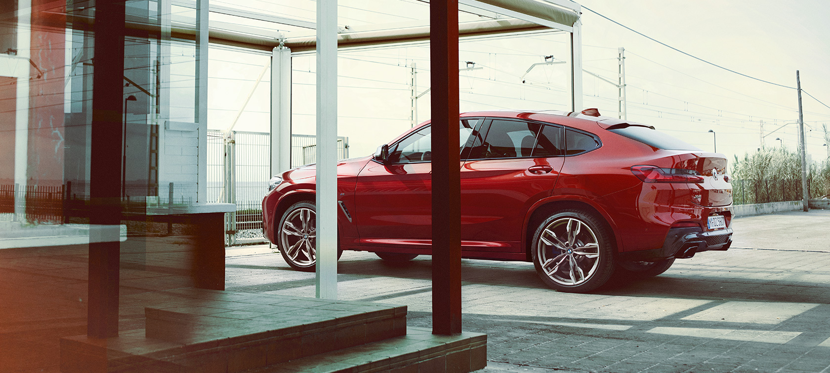 BMW X4, πλαϊνή λήψη BMW X4 M40i, G02 2018, κόκκινο Flamenco με εφέ Brilliant, πλαϊνή λήψη, σταθμευμένη