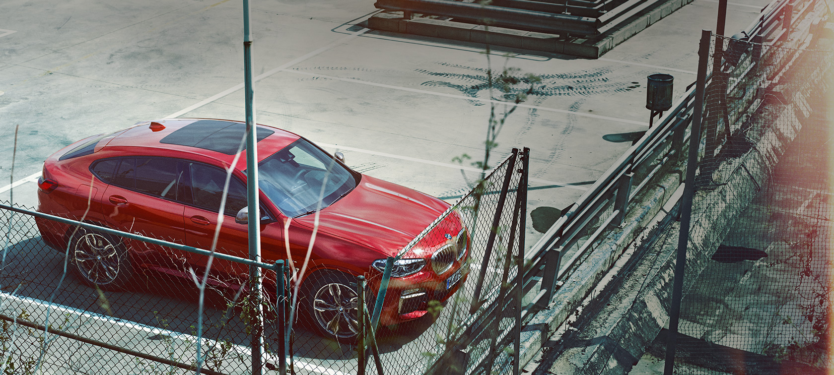 BMW X4, σταθμευμένη BMW X4, G02 2018, κόκκινο Flamenco με εφέ Brilliant, σταθμευμένη σε χώρο στάθμευσης, πανοραμική λήψη
