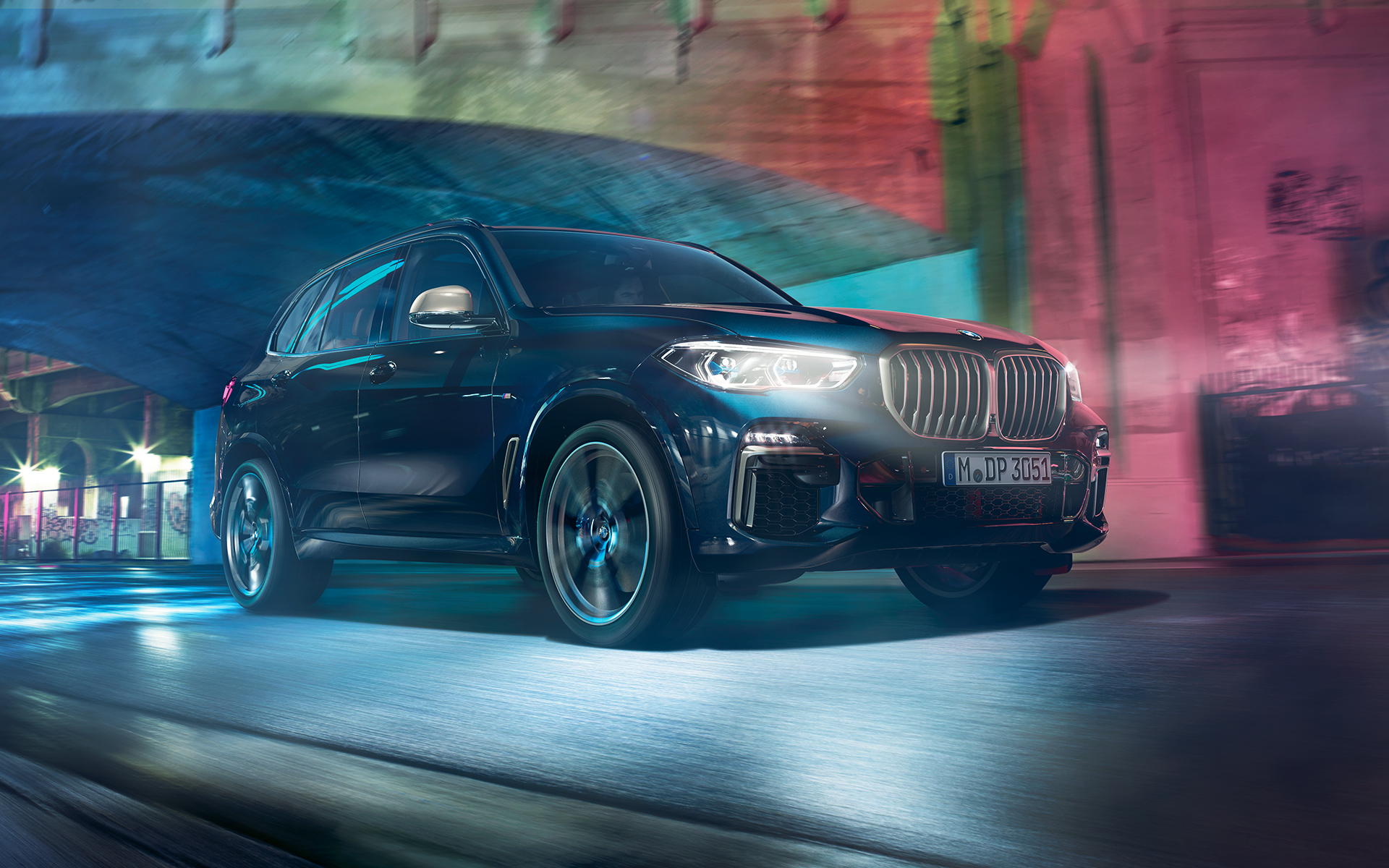 Η BMW X5 M50d σε δράση Λήψη οδήγησης της BMW X5 M50d τη νύχτα, σε αστικό σκηνικό
