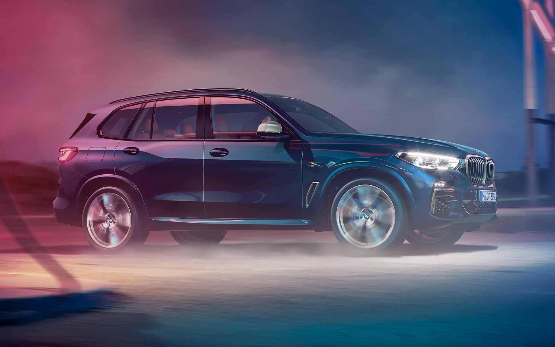 BMW X5 M50d σε κίνηση Λήψη οδήγησης της BMW X5 τη νύχτα, σε αστικό σκηνικό