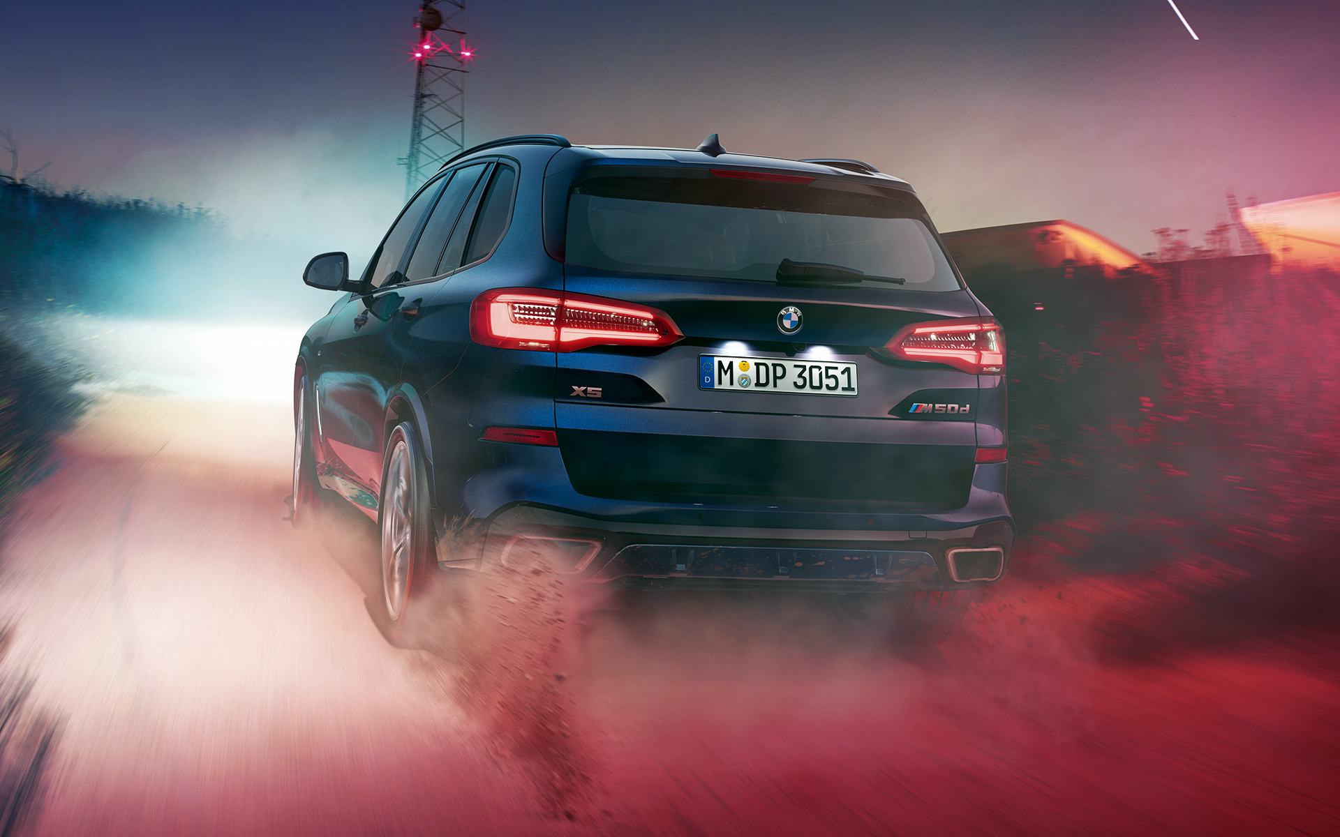 Πίσω μέρος της BMW X5 M50d Πίσω μέρος της BMW X5 M50d τη νύχτα, σε αστικό σκηνικό