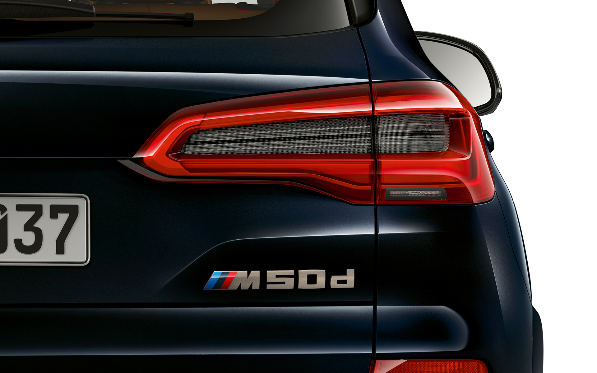 Πίσω επιγραφή της BMW X5 M50d Κοντινή λήψη της επιγραφής μοντέλου της BMW X5 M50d