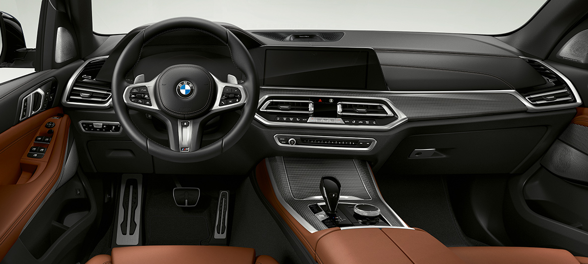 Εσωτερικό της BMW X5 M50d Εσωτερικό της BMW X5 M50d με θέση οδήγησης, πίνακα οργάνων και κεντρική κονσόλα