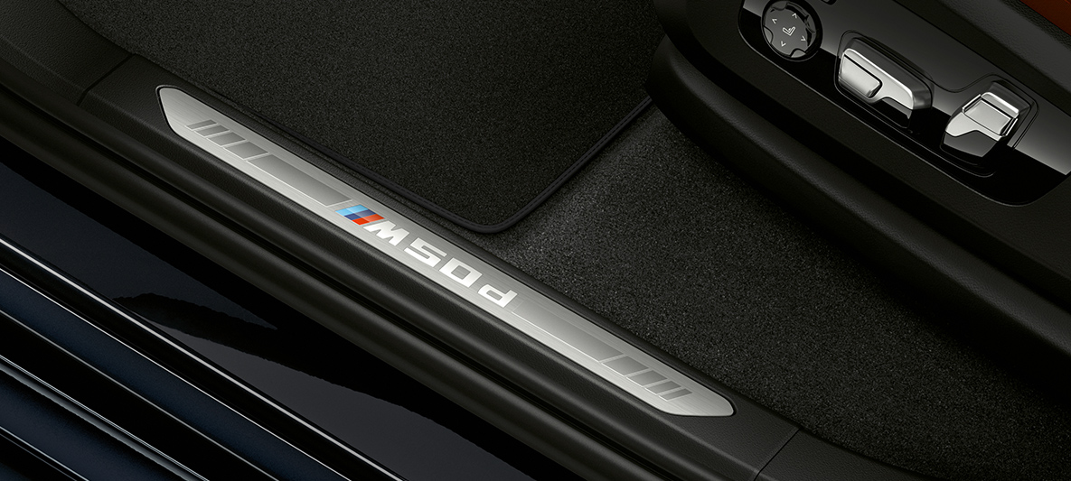 Διακοσμητικά καλύμματα μαρσπιέ της BMW X5 M50d Διακοσμητικά καλύμματα μαρσπιέ με επιγραφή BMW Individual στην BMW X5 M50d