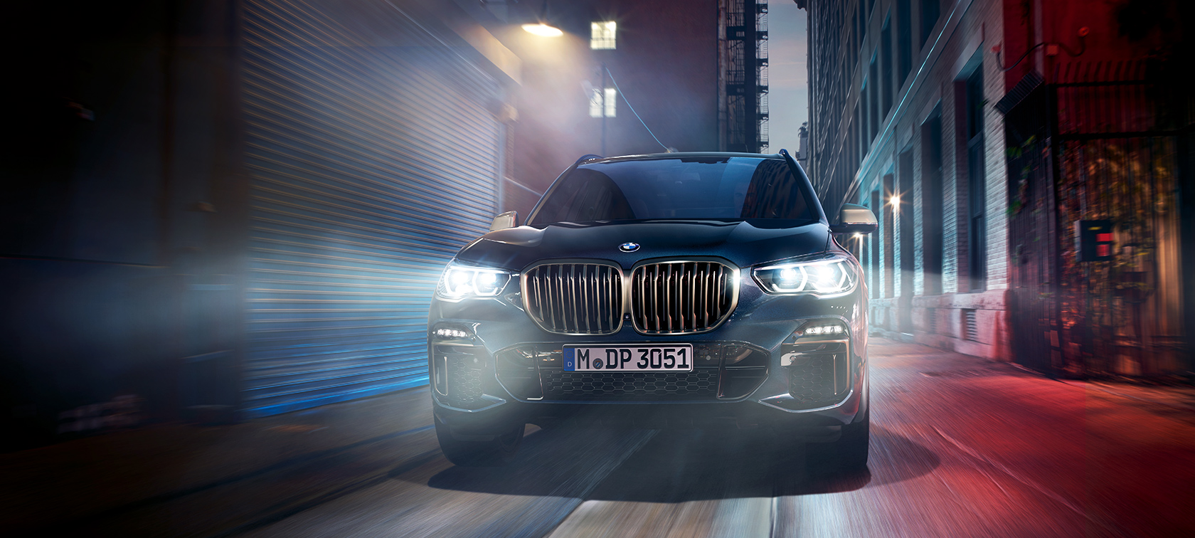 Η BMW X5 M50d σε δράση Η BMW X5 M M50d κινούμενη στην πόλη τη νύχτα