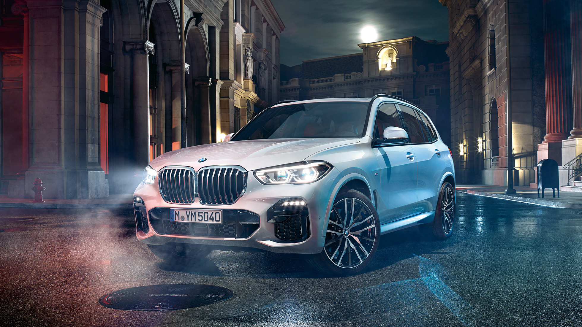 BMW X5, μπροστινή όψη τριών τετάρτων BMW X5, G05 2018, λευκό Mineral μεταλλικό, μπροστινή λήψη τριών τετάρτων, σταθμευμένη τη νύχτα