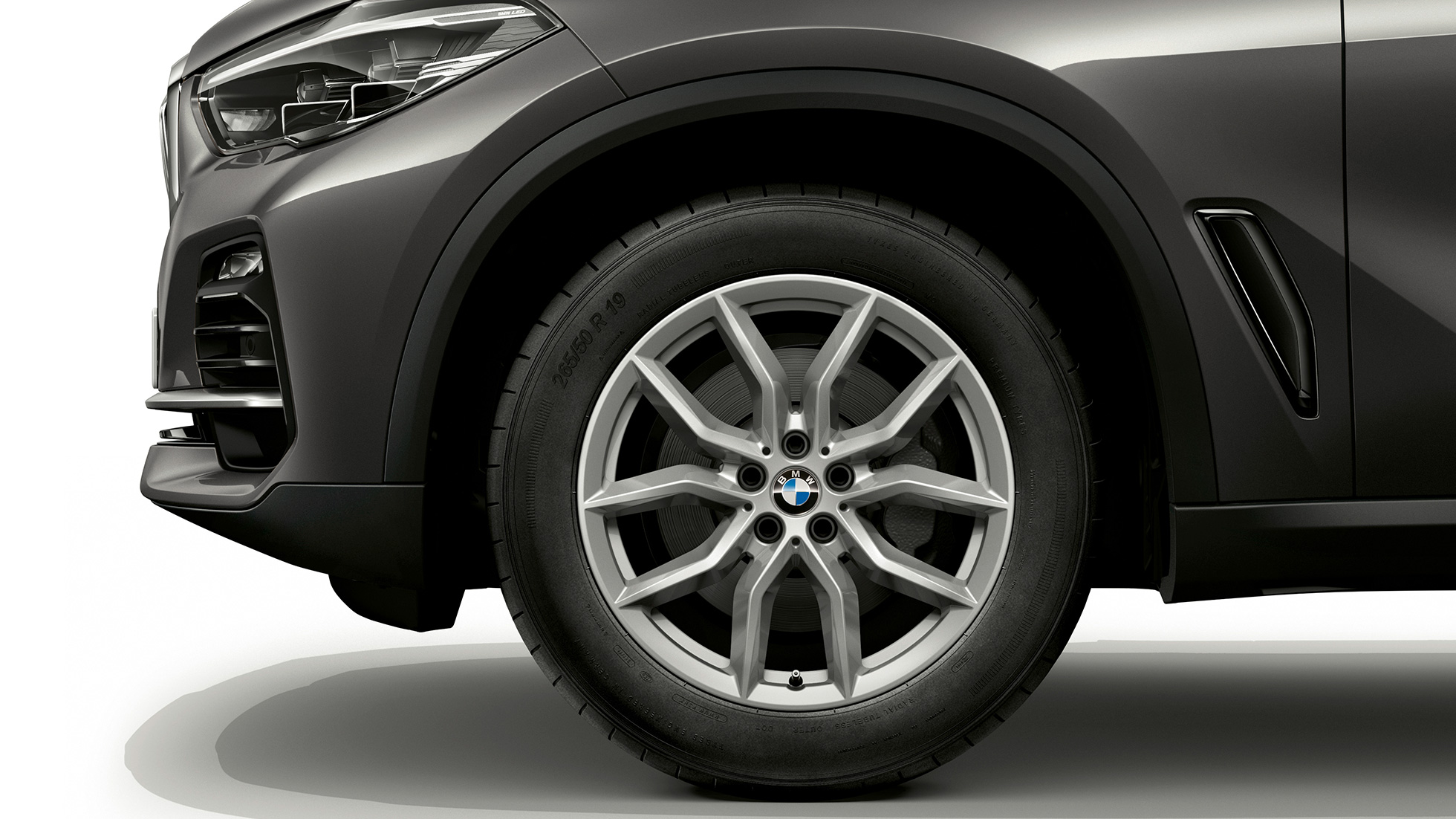 Βασική έκδοση, BMW X5 xDrive30d, πλαϊνή λήψη με ζάντα Βασική έκδοση, BMW X5 xDrive30d, G05 2018, γκρι Sophisto μεταλλικό με εφέ Brilliant, πλαϊνή λήψη με ζάντα