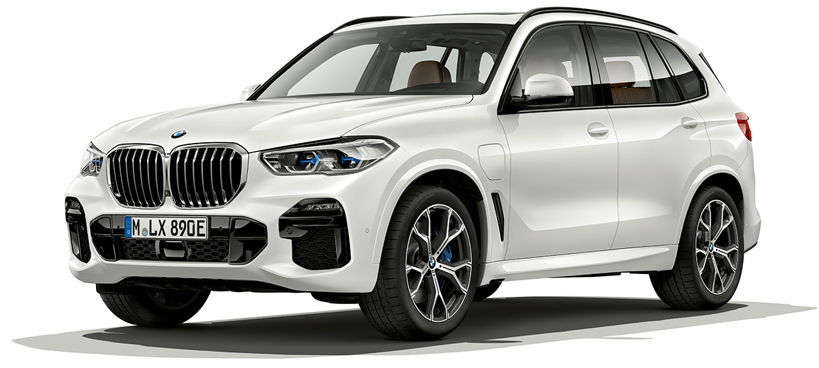 BMW X5 xDrive45e, μπροστινή λήψη τριών τετάρτων BMW X5 xDrive45e, G05 2018, λευκό Mineral μεταλλικό, πανοραμική προβολή, μπροστινή λήψη τριών τετάρτων