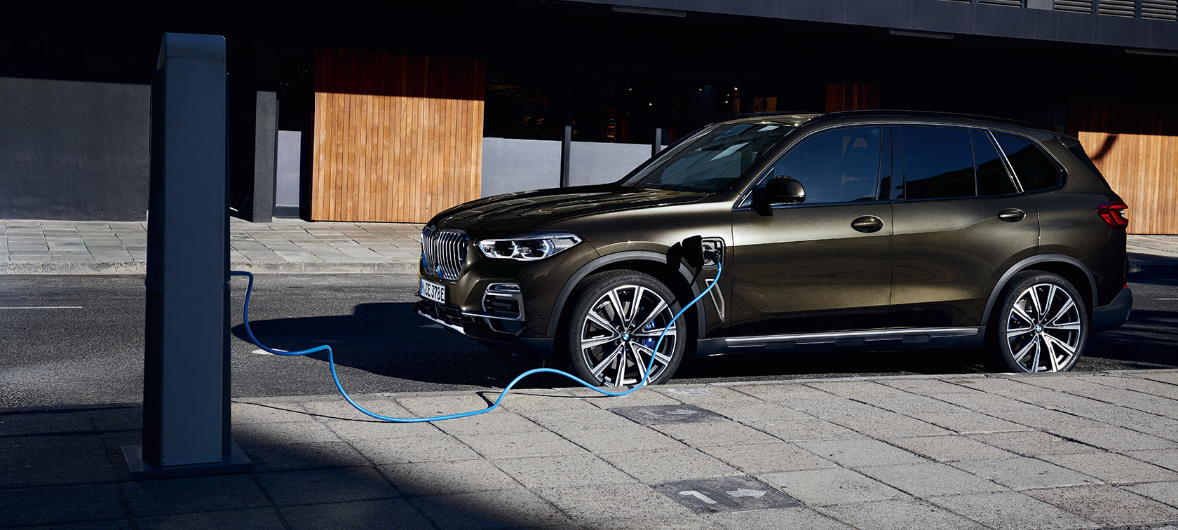 Plug-in υβριδική BMW X5 xDrive45e, G05, πλαϊνή λήψη τριών τετάρτων Plug-in υβριδική BMW X5 xDrive45e, G05, πλαϊνή λήψη τριών τετάρτων, σε φόρτιση