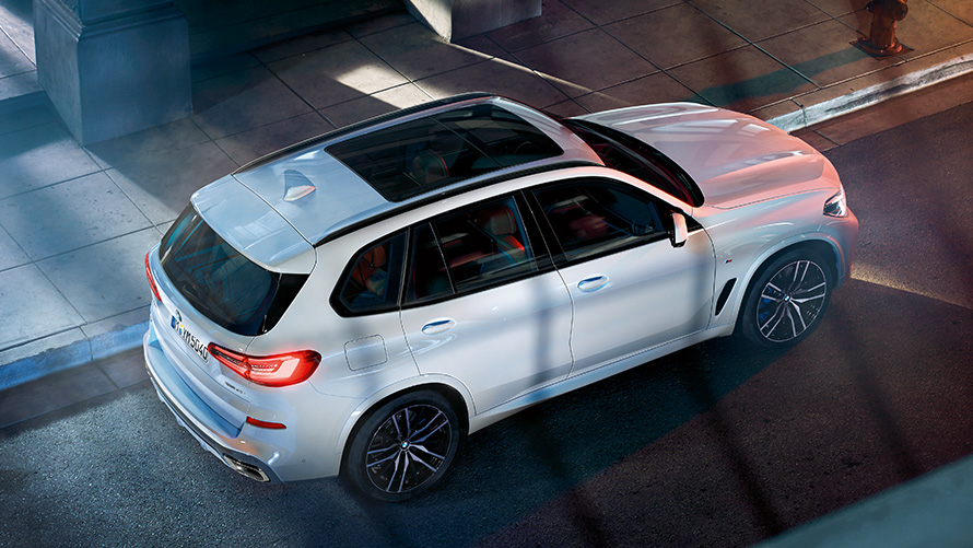 BMW X5, σταθμευμένη, πανοραμική λήψη BMW X5, σταθμευμένη, πανοραμική λήψη