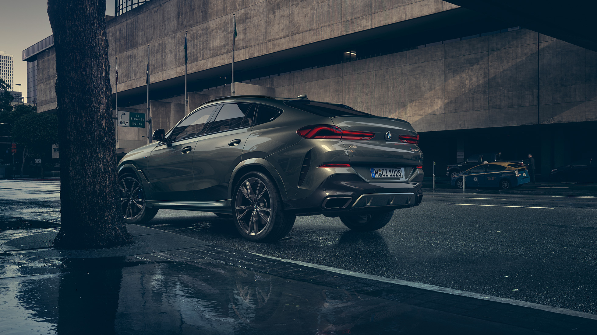 Εξωτερική σχεδίαση της BMW X6. BMW X6, πλαϊνή λήψη τριών τετάρτων πίσω τμήματος, μπροστά από αστικό σκηνικό.