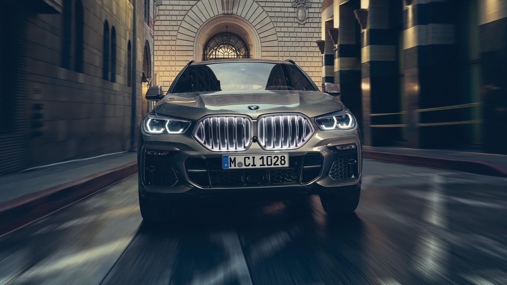 BMW X6 με μάσκα "νεφρών" BMW ‘Iconic Glow‘. BMW X6, μπροστινή λήψη σε αστικό σκηνικό.