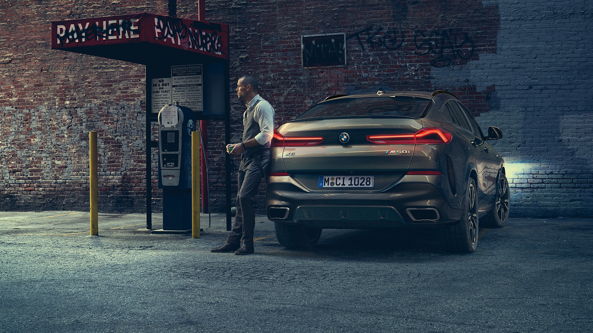 BMW X6, πίσω τμήμα. BMW X6, πίσω λήψη μπροστά από αστικό σκηνικό.