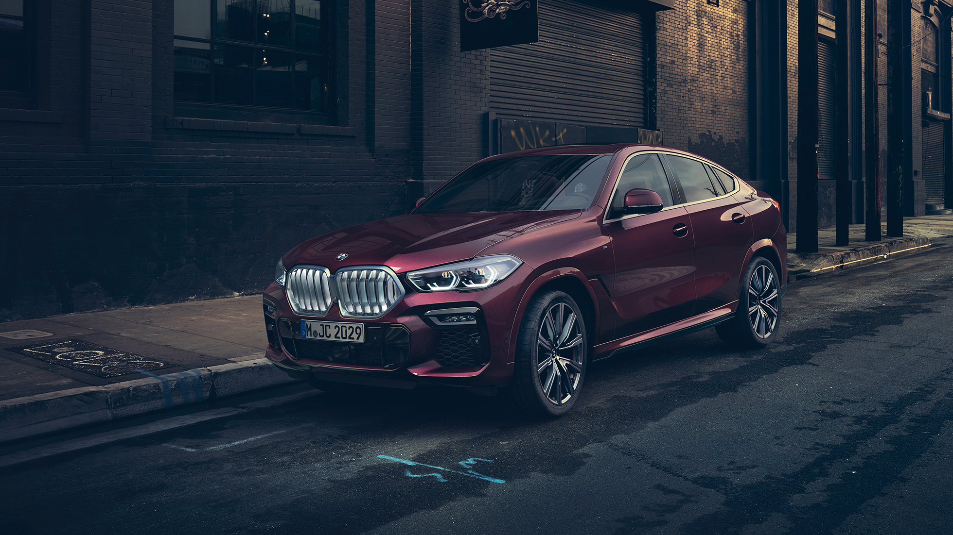 BMW X6 Individual, εξωτερικό. BMW X6 Individual, σε στάση, μπροστινή λήψη τριών τετάρτων.