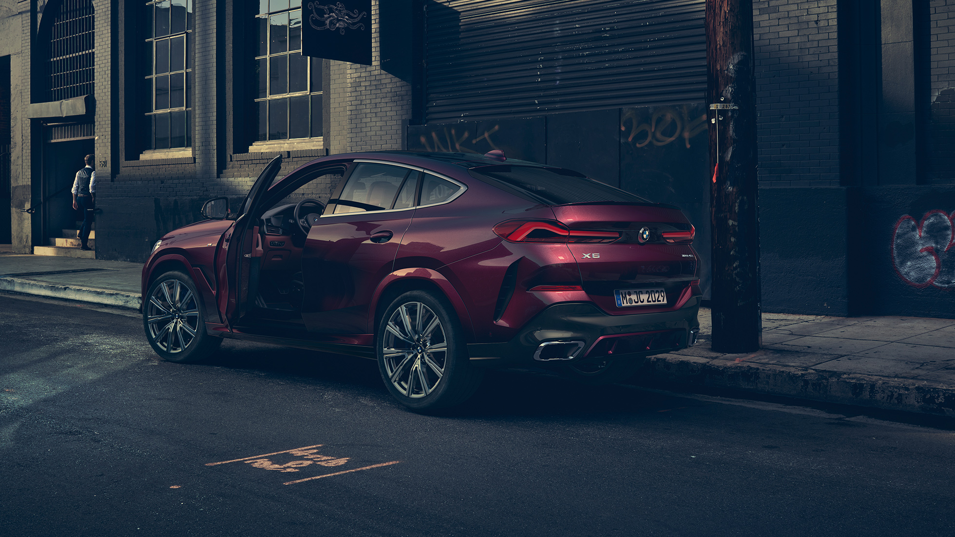 BMW X6 Individual, πίσω λήψη. BMW X6 Individual, σε στάση, πίσω λήψη τριών τετάρτων.