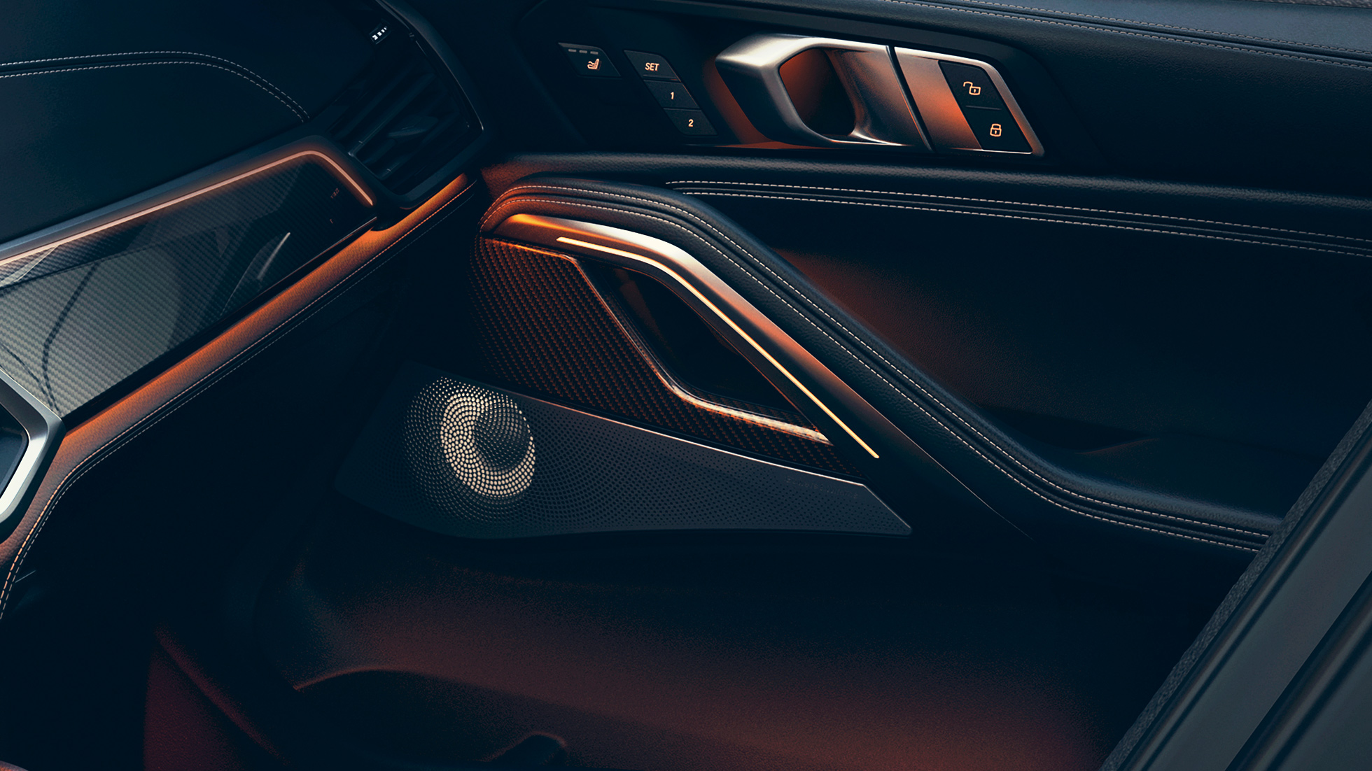 BMW X6, ηχείο. Κοντινή λήψη στο εσωτερικό της BMW με εστίαση στο ηχείο.