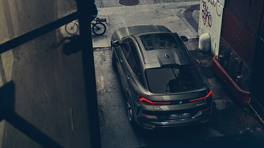 BMW X6, σταθμευμένη, πανοραμική λήψη BMW X6, σταθμευμένη, πανοραμική λήψη