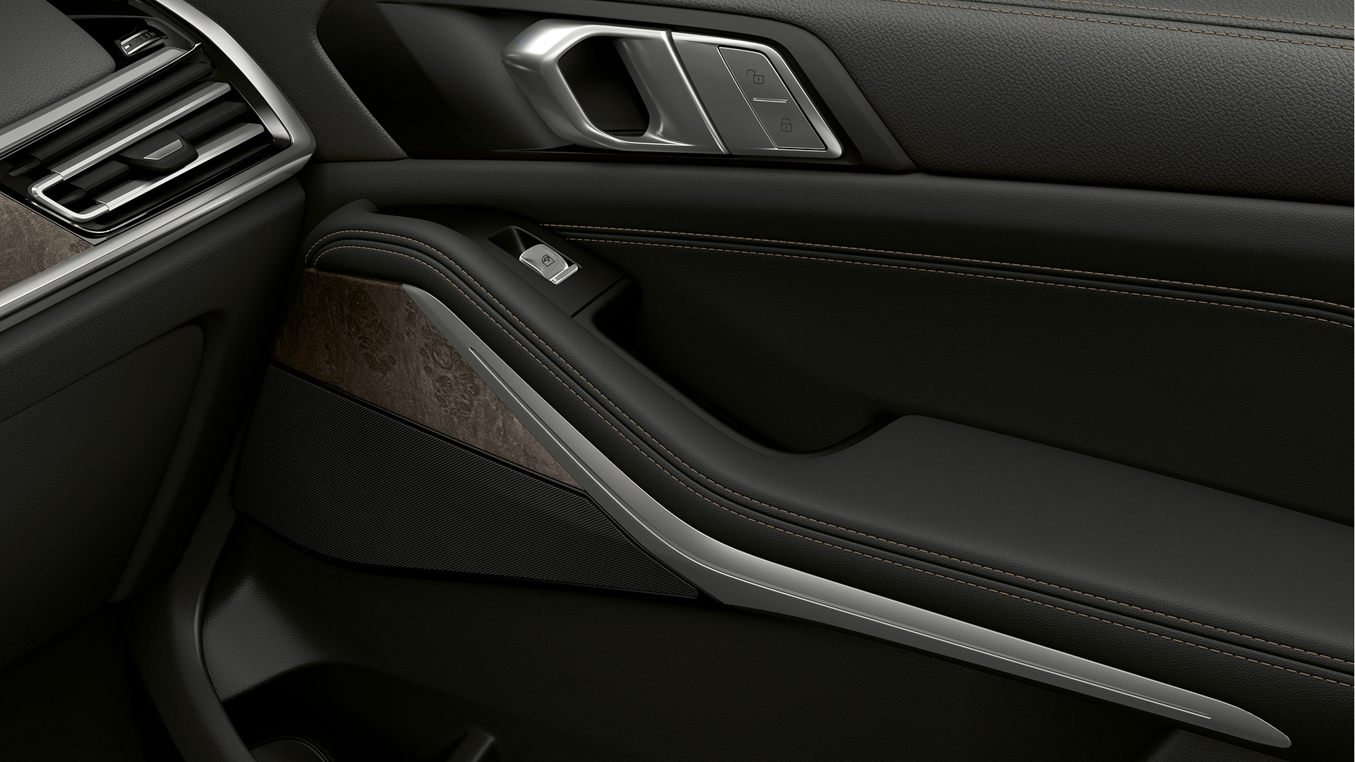 BMW X7, εσωτερική πλευρά πόρτας βασικού εξοπλισμού Κοντινή λήψη της εσωτερικής πλευράς πόρτας της BMW X7 με το βασικό εξοπλισμό