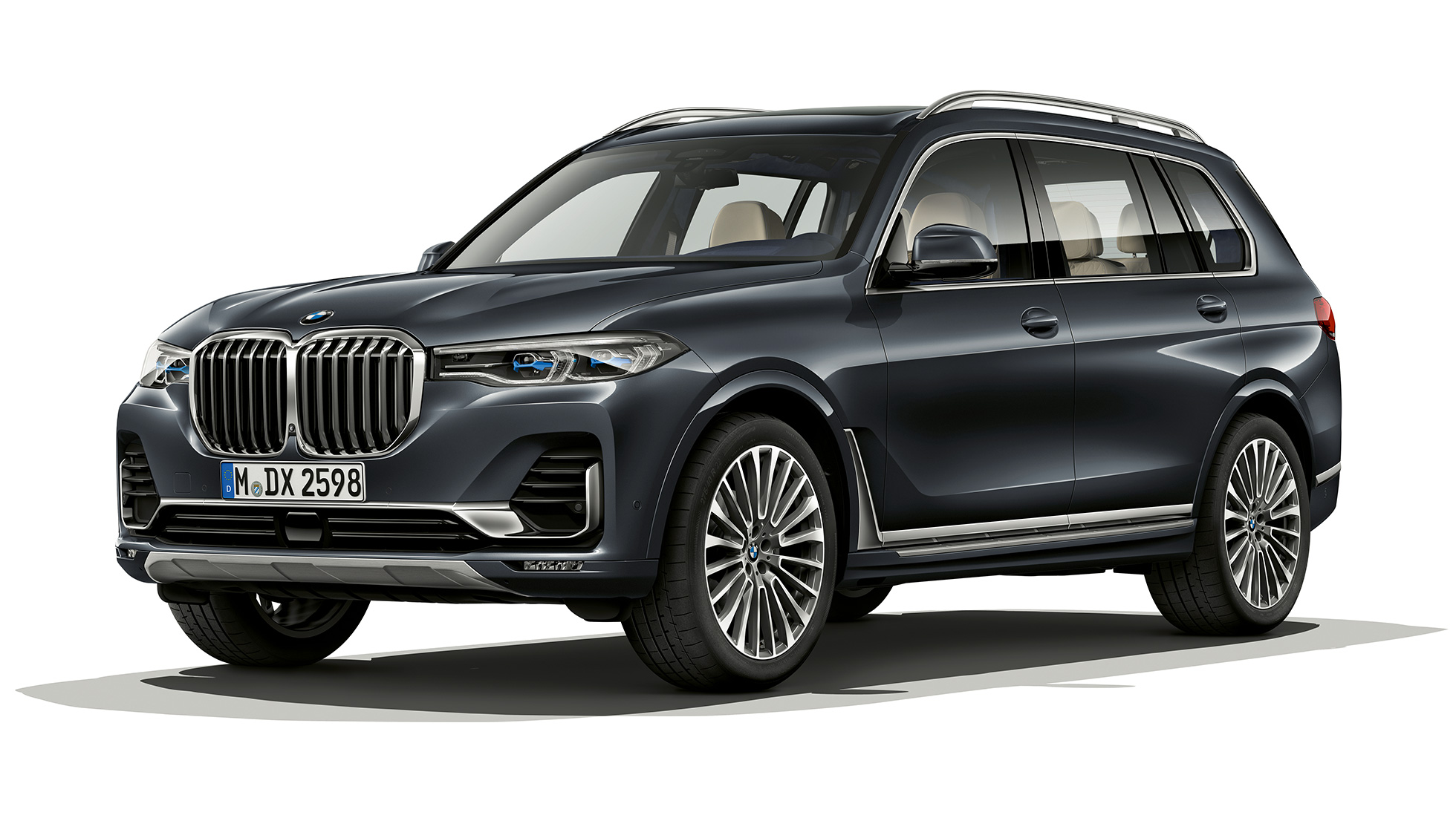 BMW X7 Design Pure Excellence Λήψη στο στούντιο της μπροστινής όψης τριών τετάρτων της BMW X7 στην έκδοση Design Pure Excellence